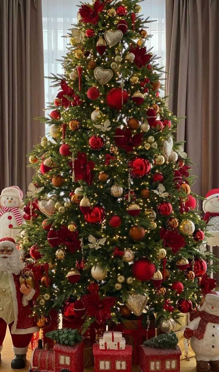 Christmas Tree Decorating For Christmas Photo Shoot Ideas 