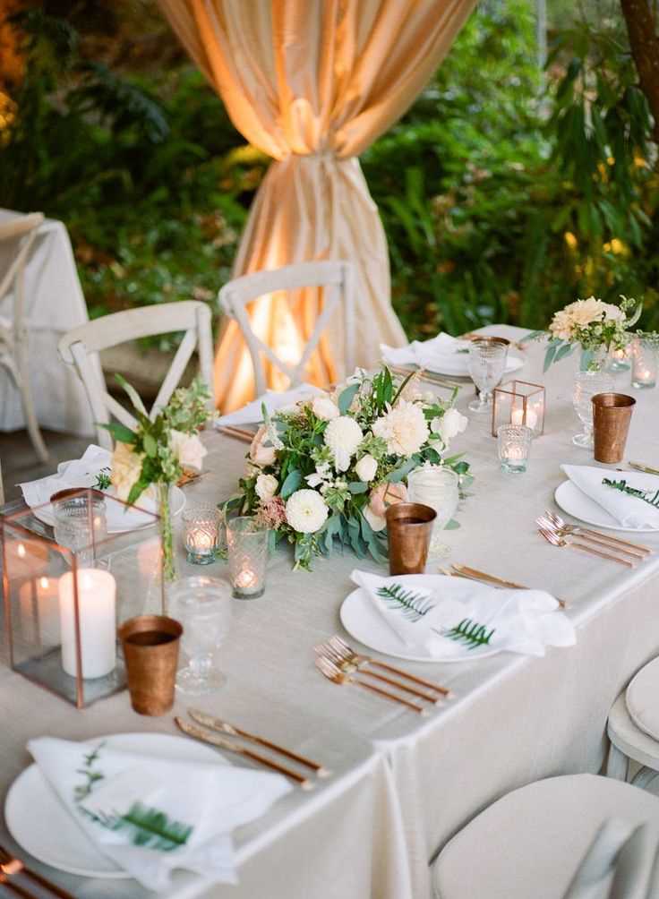 Crisp White and Copper For Beautiful Thanksgiving Tablescape Ideas