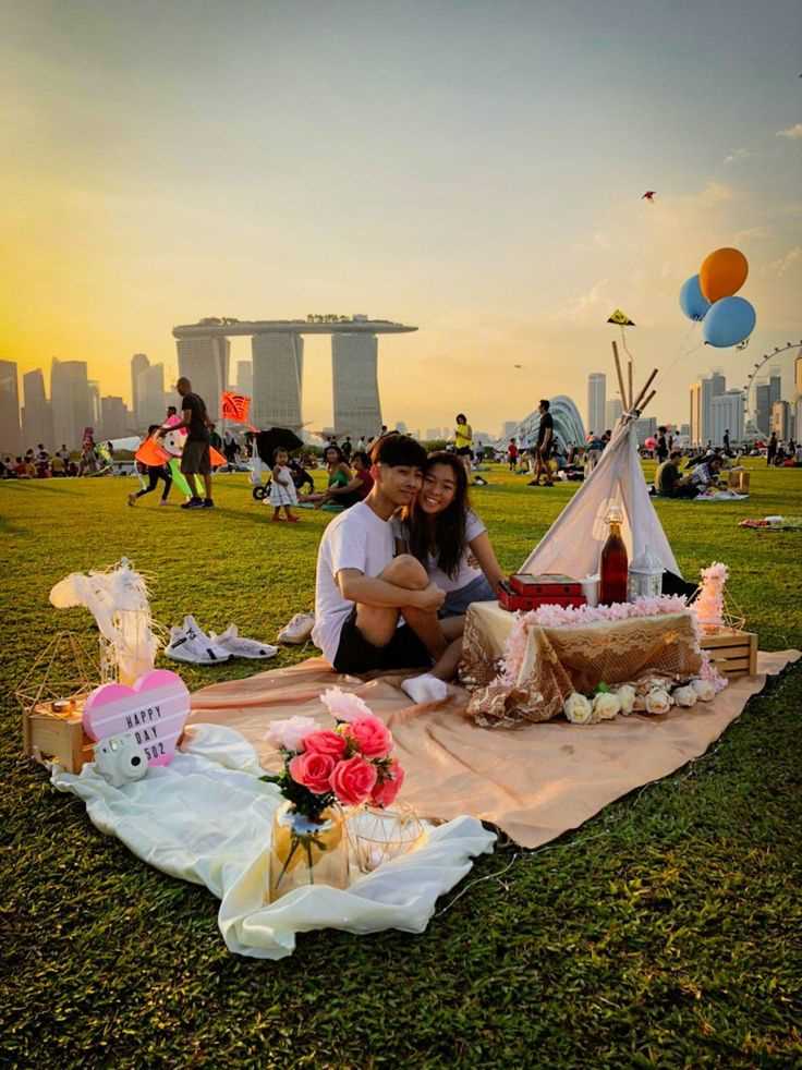 Outdoor Picnic in the Park for Stunning Valentine’s Day Photo Shoot Ideas 