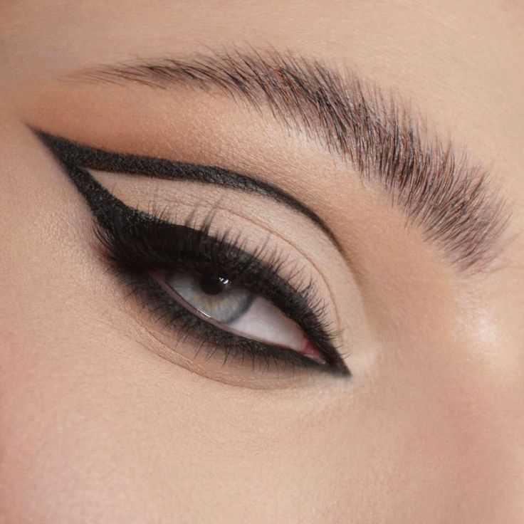 Bold Graphic Liner for Top 10 Christmas Makeup Trends You Need to Try